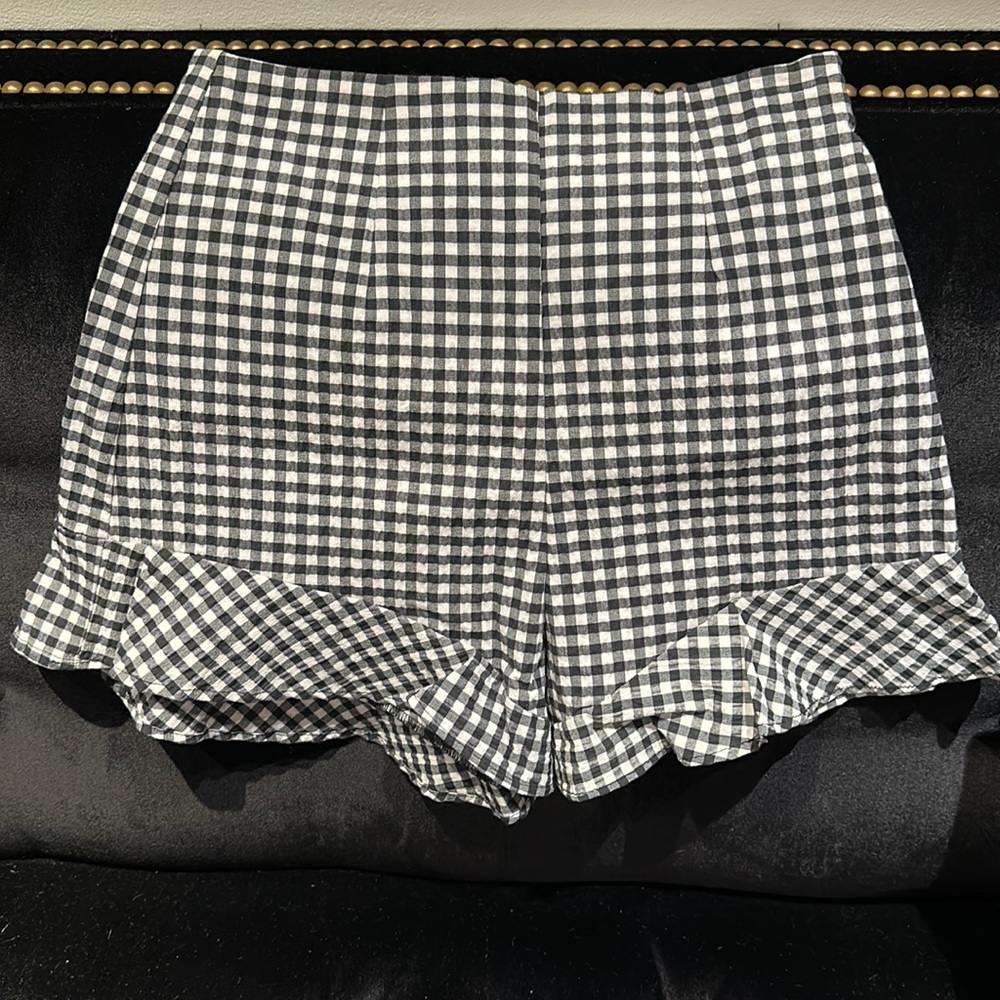 🤍🖤Seersucker Black+White Frill Hem Short-Zara -size XS-perfect condition🤍🖤